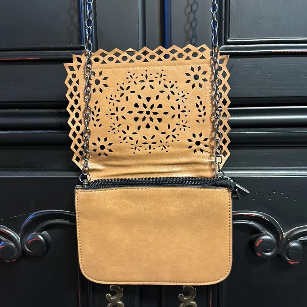 New crossbody purse with metallic design chain strap color of hematite  7”x5.5” - Picture 3 of 10